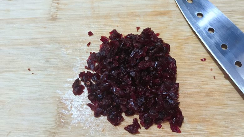 万紫千红香蕉紫薯燕麦饼,泡好后用刀切成小丁备用！