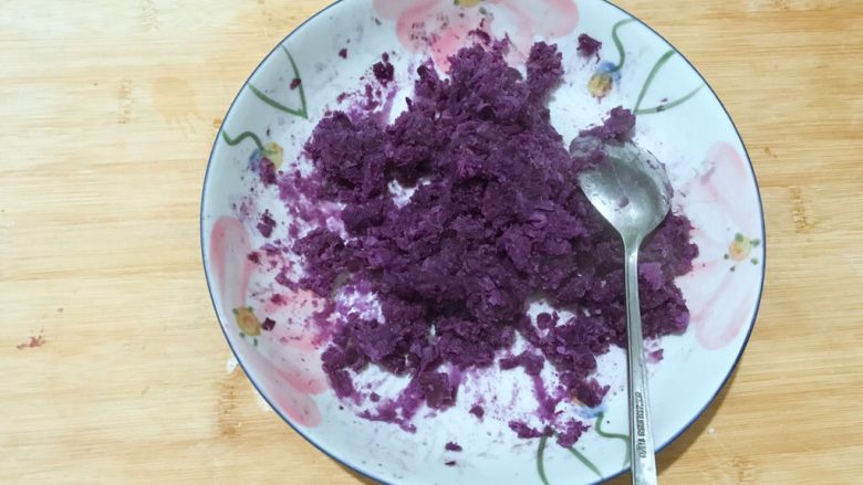 万紫千红香蕉紫薯燕麦饼,把蒸熟的紫薯用勺子压成泥！