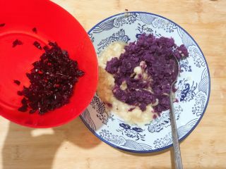 万紫千红香蕉紫薯燕麦饼,切好的蔓越莓也倒入！搅拌均匀！