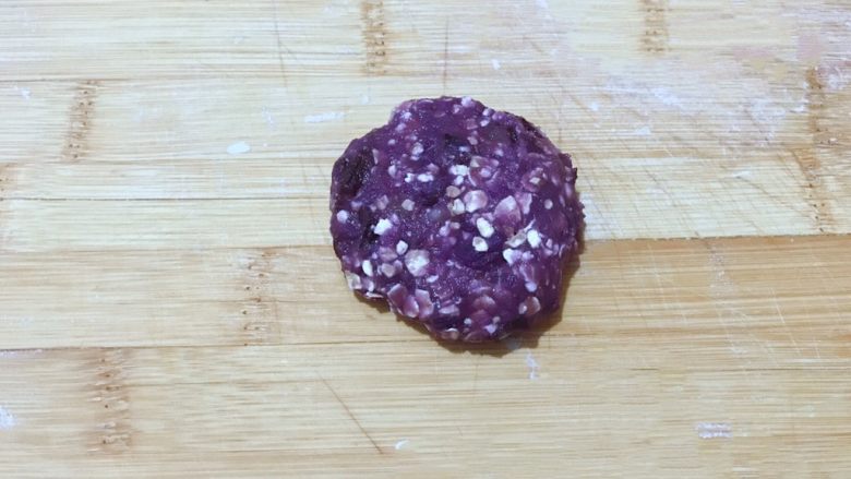 万紫千红香蕉紫薯燕麦饼,戴上一次性手套，把香蕉紫薯泥揉成一个小饼。