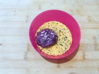 万紫千红香蕉紫薯燕麦饼,把小饼放到面包糠中，两面沾满面包糠！