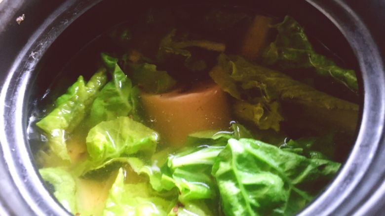 养生汤之 猪血浓汤,白菜洗净切块，放入煲中加入一块浓汤宝小火炖十分钟