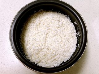 寿司,在大米中加入1勺糯米，清洗干净，浸泡20分钟