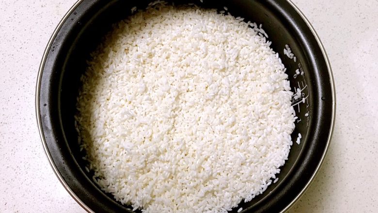 寿司,在大米中加入1勺糯米，清洗干净，浸泡20分钟
