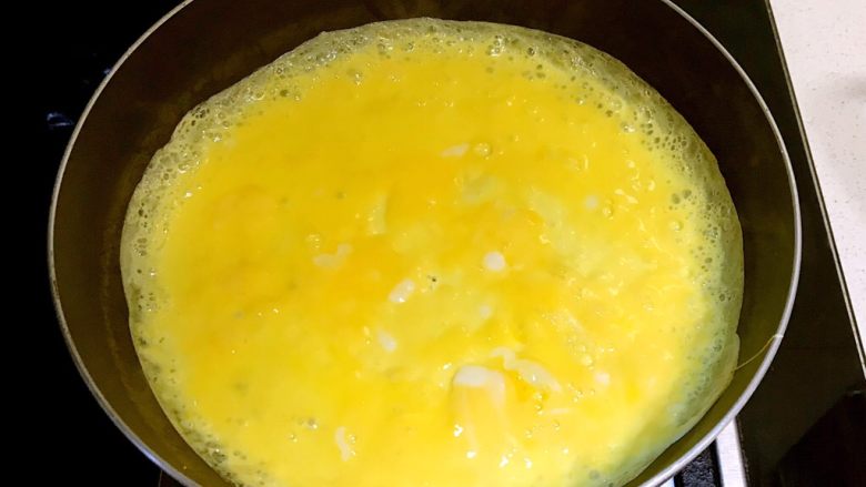 寿司,锅底刷一层大豆色拉油烧热后倒入鸡蛋液，煎成蛋饼