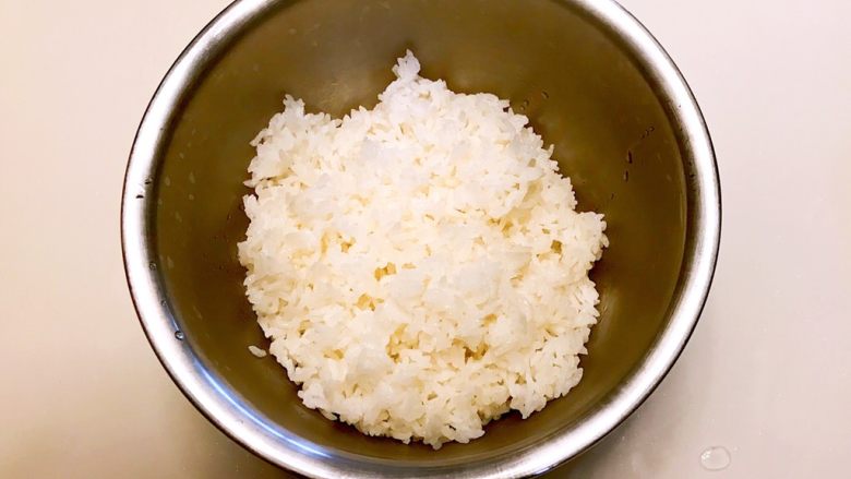 寿司,米饭煮熟出锅了