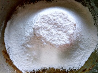 #家有烤箱#＋低卡红枣糕,把低筋面粉和泡打粉筛进去