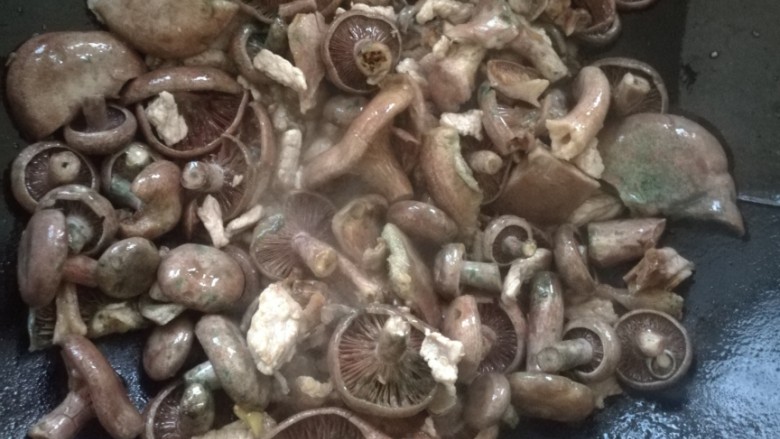 蘑菇鲜肉汤,先放油热好，放姜丝炒香，然后放肉爆炒，肉变色后放蘑菇。