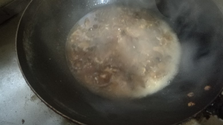 蘑菇鲜肉汤,蘑菇变软以后放水翻炒。