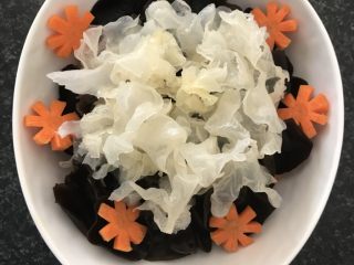 日式三文鱼沙拉,洒上胡萝卜花。