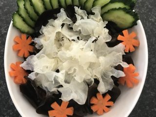 日式三文鱼沙拉,依次插上黄瓜片，摆出扇型。