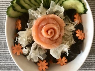 日式三文鱼沙拉,全部包好后放在木耳中间，沙拉做好了。