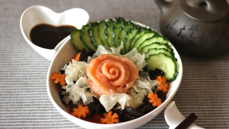 日式三文鱼沙拉,可以美美地吃了。
