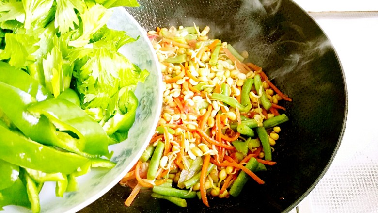时蔬焖面,放入青椒和芹菜叶稍稍翻炒即可