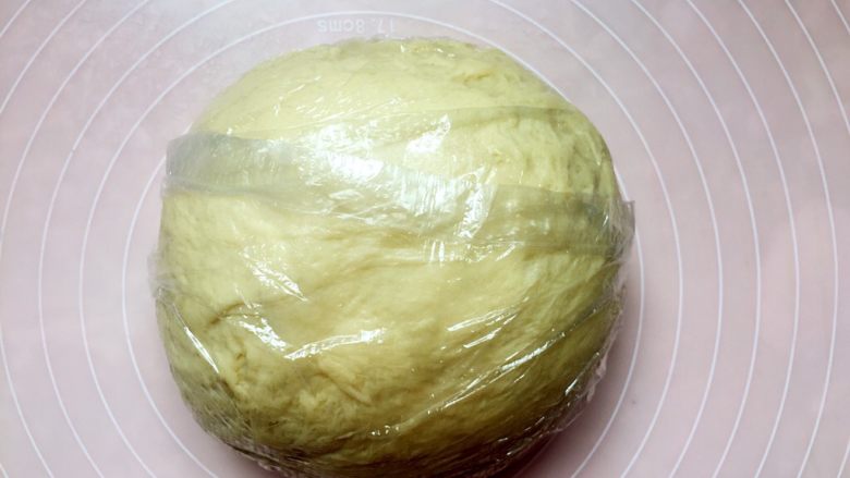 家有烤箱+酸奶椰蓉奶黄面包,再揉成一团用保鲜袋装起来醒面20分钟。