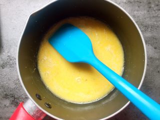 家有烤箱+酸奶椰蓉奶黄面包,倒入奶蛋液中搅拌均匀。