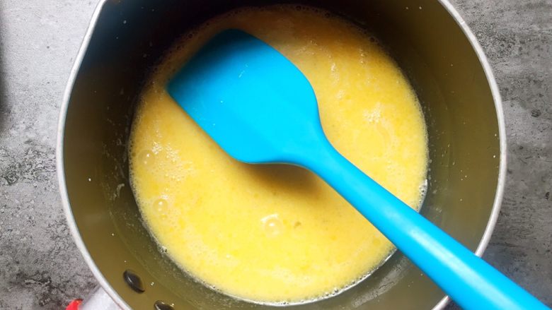 家有烤箱+酸奶椰蓉奶黄面包,倒入奶蛋液中搅拌均匀。