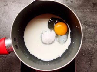 家有烤箱+酸奶椰蓉奶黄面包,接下来做椰蓉奶黄馅。将牛奶、鸡蛋和砂糖放入不粘锅中搅拌均匀。
