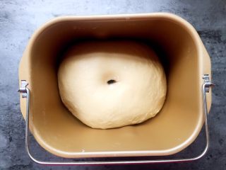 家有烤箱+酸奶椰蓉奶黄面包,面团发酵至两倍大，用手粘面粉插个洞不回缩不塌陷就发酵好了。