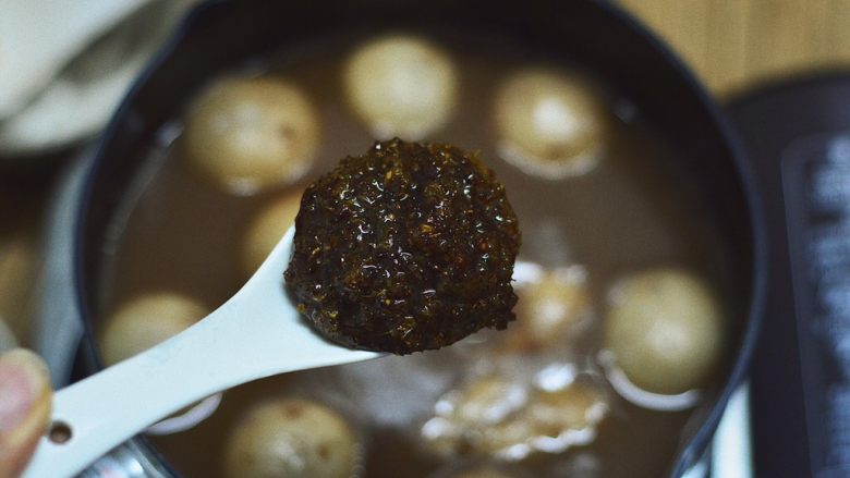 红豆汤圆,等汤圆煮熟完全浮起后倒入桂花蜜轻轻搅拌匀再煮上半分钟便可关火。