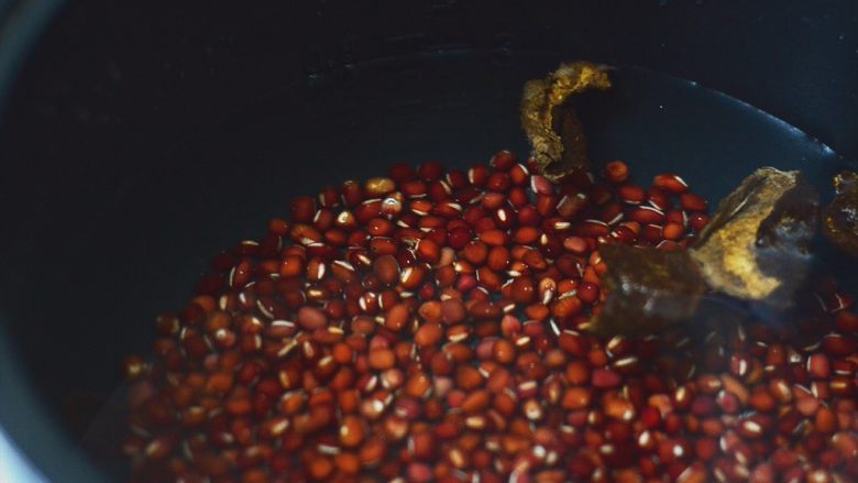 红豆汤圆,锅中倒入适量清水，将陈皮和泡好的红豆倒入开火煮至熟烂。