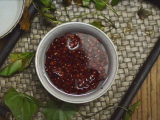 红豆汤圆,将红豆洗一遍泡入清水中（大概需要泡上1小时）。