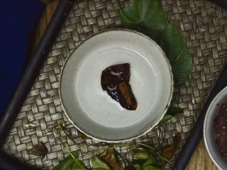 红豆汤圆,陈皮先用水泡上一会。