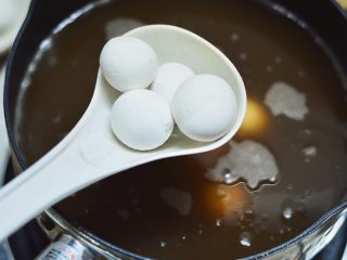 红豆汤圆,待红豆煮熟后放入汤圆。