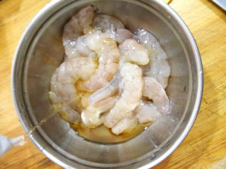 五彩虾仁,将基围虾剥去虾壳，挑去虾线，放入碗中，倒入料酒腌制10分钟，有效去腥。