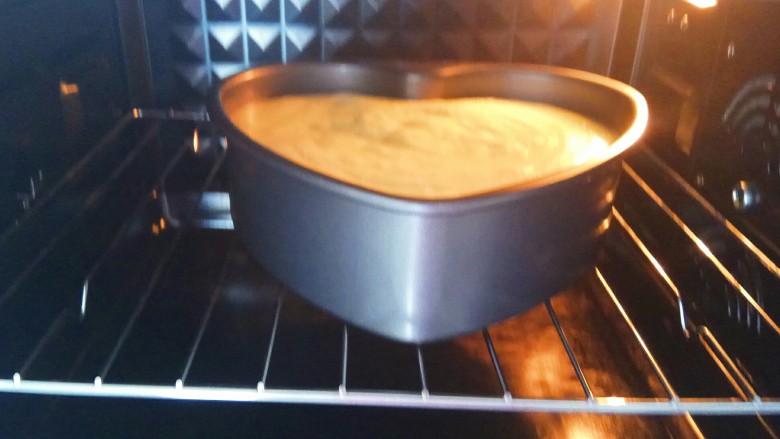 #家有烤箱#菠菜戚风蛋糕,155℃上下烤40分钟，烤箱在打发蛋白时进行预热