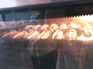 巧克力手指泡芙,放入烤箱中，200度，25分钟左右即可取出冷却。