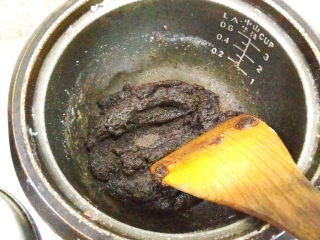 巧克力手指泡芙,用木铲搅拌至面粉和液体混合均匀，成面团，并且奶锅底部开始出现薄膜。立即关火。冷却至60度左右。
