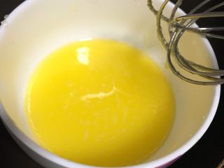 莲蓉蛋黄月饼,取蛋黄液刷在月饼上