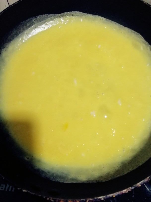 虾仁鸡蛋卷,把<a style='color:red;display:inline-block;' href='/shicai/ 9'>鸡蛋</a>调打好，搅拌均匀，加入淀粉，根据个人喜好加入少许白糖，倒入平锅中 用慢火煎。