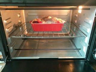 脆皮罗勒烤鸡腿+甜橙百香养乐多,烤箱充分预热，中层180度烤一个小时左右