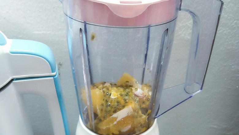 脆皮罗勒烤鸡腿+甜橙百香养乐多,启动机器搅拌1分钟