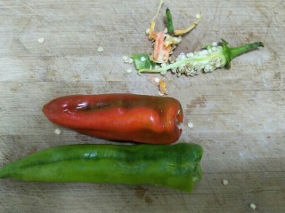 香鲜拌螺肉,把辣椒洗干净去种子。