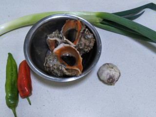 香鲜拌螺肉,准备食材:海螺600克，青红辣椒各一个，蒜和葱等。