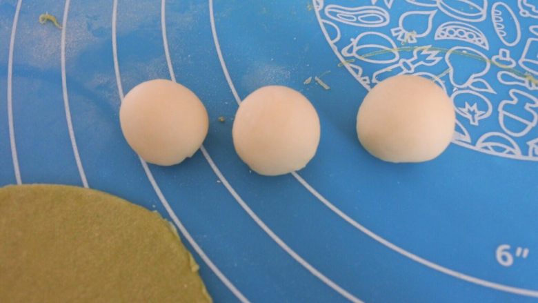 🌟豌豆荚小馒头🌟,然后白色面团排气再揉光滑，揪出一块小面团，再分成三颗比玻璃弹珠小一点点的圆球。