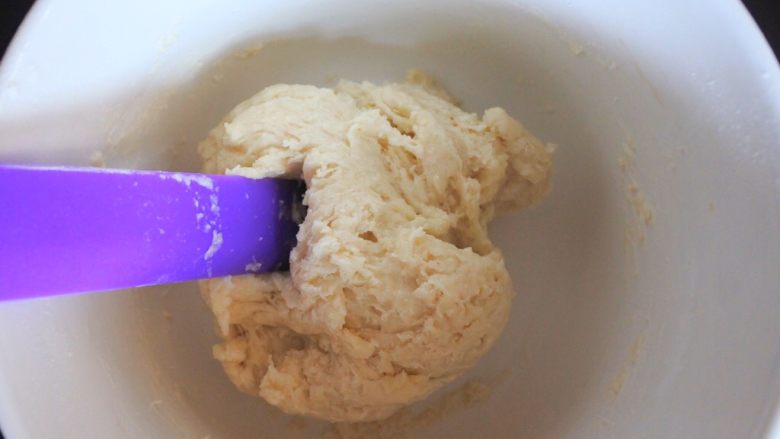 🌟豌豆荚小馒头🌟,用筷子搅拌成团。