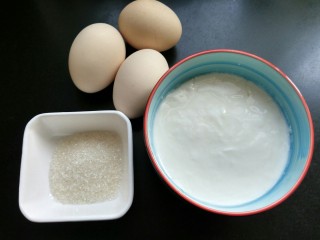 酸奶蛋挞,准备好鸡蛋，酸奶，白糖，并称重，这时可以将烤箱180度预约10分钟。