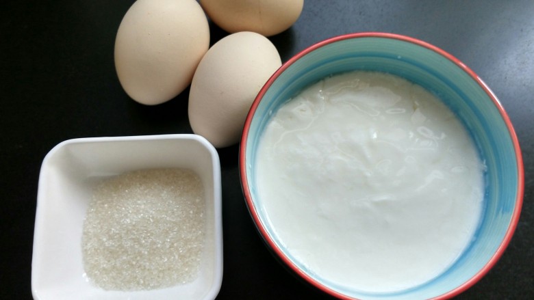 酸奶蛋挞,准备好鸡蛋，酸奶，<a style='color:red;display:inline-block;' href='/shicai/ 3729'>白糖</a>，并称重，这时可以将烤箱180度预约10分钟。