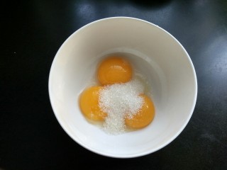 酸奶蛋挞,将白糖加入蛋黄中，搅拌均匀。