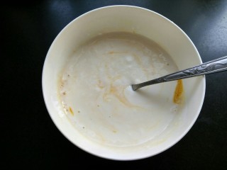 酸奶蛋挞,将酸奶倒入蛋黄中，搅拌均匀。
