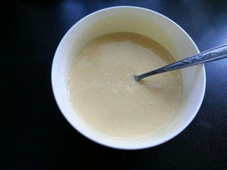 酸奶蛋挞,搅拌均匀的酸奶蛋黄糊。