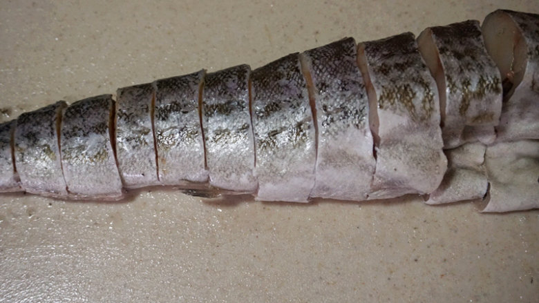 红烧明太鱼,将拍打后的鱼切成2-3厘米厚的块