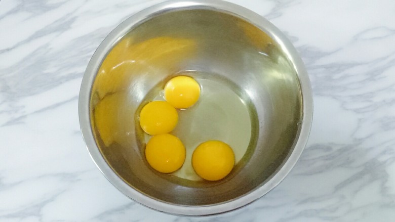 蛋黄饼干,把1个全蛋和三个蛋黄打入打蛋盆中