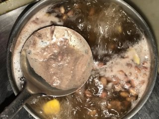 花生板栗猪骨汤, 水沸后把浮物捞起，然后熄火。