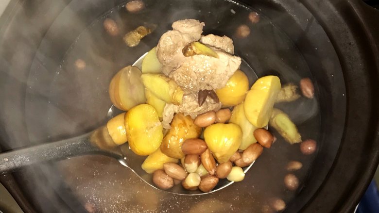 花生板栗猪骨汤,然后再把汤料和水倒入，因为电炖锅已预热，如果一次把汤料倒入，水会溅出来。