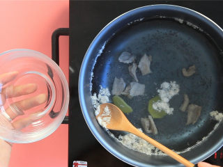 健脾开胃猪肉粥,猪肉切片，热水下锅焯水，撇去浮沫后捞出。